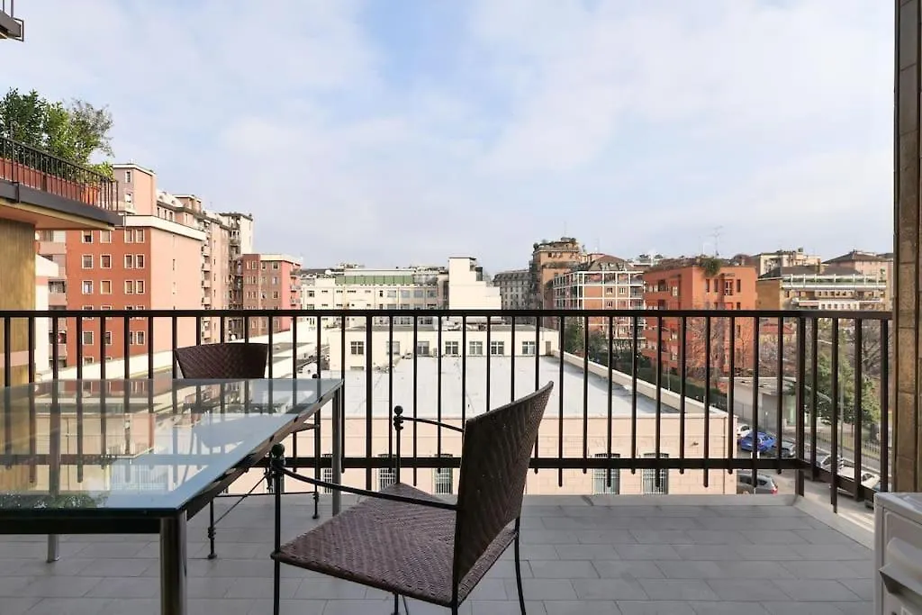 Appartamento Elegante E Spazioso Zona Solari Milan Italy